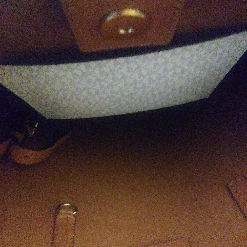 Authentic Michael Kors Tote With Matching Wristlet - Picture 3 of 3